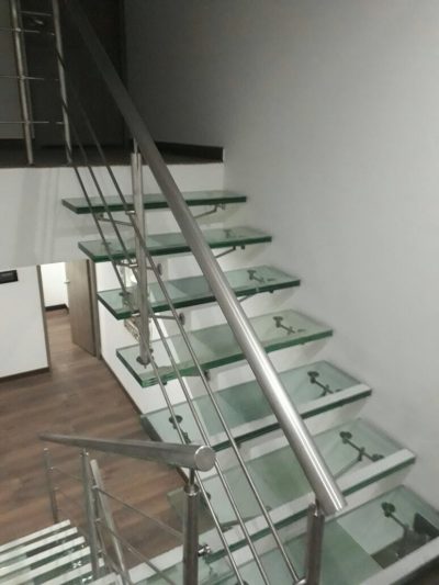 diseños_modernos_escaleras_vidrio